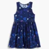 Kurzes, ausgestelltes Blumenkleid Kurzes, ausgestelltes Blumenkleid