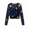 Kurzes, figurbetontes T-Shirt mit Blumenmuster