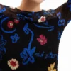 Kurzes, figurbetontes T-Shirt mit Blumenmuster