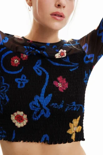 Kurzes, figurbetontes T-Shirt mit Blumenmuster