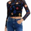 Kurzes, figurbetontes T-Shirt mit Blumenmuster