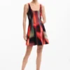 Kurzes Kleid mit Einsätzen