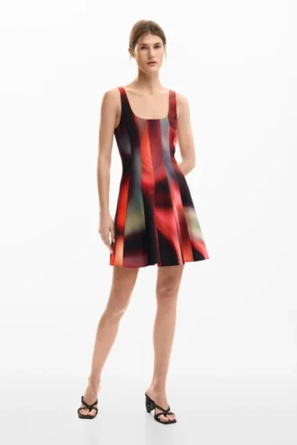 Kurzes Kleid mit Einsätzen