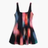 Kurzes Kleid mit Einsätzen Kurzes Kleid mit Einsätzen