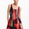 Kurzes Kleid mit Einsätzen