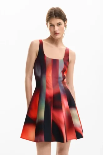 Kurzes Kleid mit Einsätzen