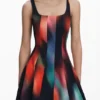 Kurzes Kleid mit Einsätzen Kurzes Kleid mit Einsätzen