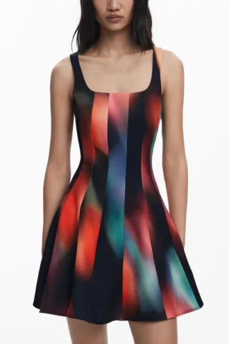 Kurzes Kleid mit Einsätzen