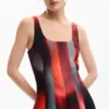 Kurzes Kleid mit Einsätzen