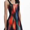 Kurzes Kleid mit Einsätzen Kurzes Kleid mit Einsätzen