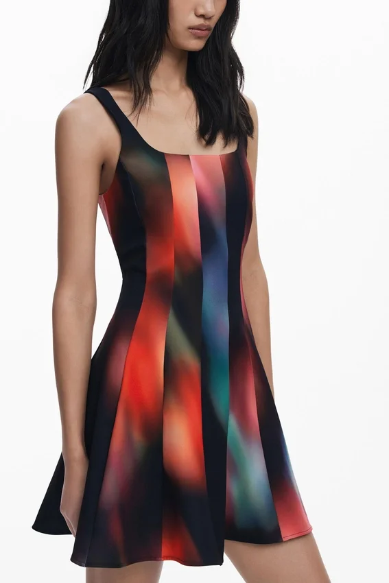 Kurzes Kleid mit Einsätzen Kurzes Kleid mit Einsätzen