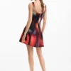 Kurzes Kleid mit Einsätzen