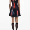 Kurzes Kleid mit Einsätzen Kurzes Kleid mit Einsätzen