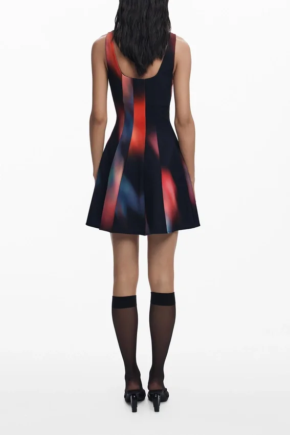 Kurzes Kleid mit Einsätzen Kurzes Kleid mit Einsätzen