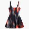 Kurzes Kleid mit Einsätzen