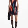 Kurzes Kleid mit Einsätzen Kurzes Kleid mit Einsätzen