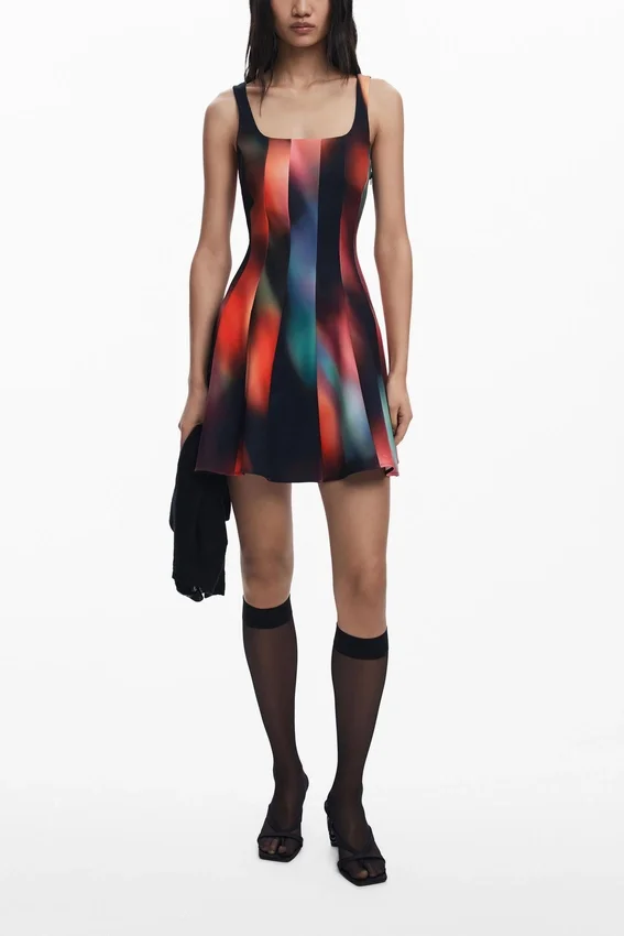 Kurzes Kleid mit Einsätzen Kurzes Kleid mit Einsätzen