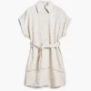 Kurzes Kleid mit Lochmuster Kurzes Kleid mit Lochmuster