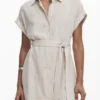 Kurzes Kleid mit Lochmuster Kurzes Kleid mit Lochmuster