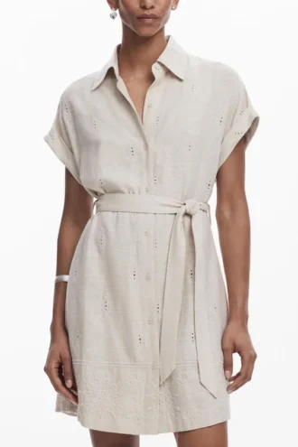 Kurzes Kleid mit Lochmuster