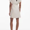 Kurzes Kleid mit Lochmuster Kurzes Kleid mit Lochmuster