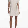 Kurzes Kleid mit Lochmuster Kurzes Kleid mit Lochmuster