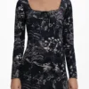 Kurzes Kleid mit quadratischem Ausschnitt