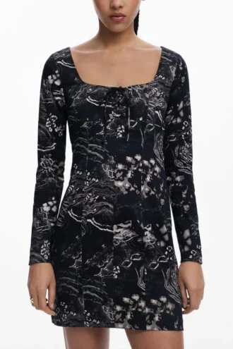 Kurzes Kleid mit quadratischem Ausschnitt