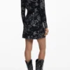 Kurzes Kleid mit quadratischem Ausschnitt