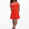 Kurzes Kleid mit Schriftzug Kurzes Kleid mit Schriftzug