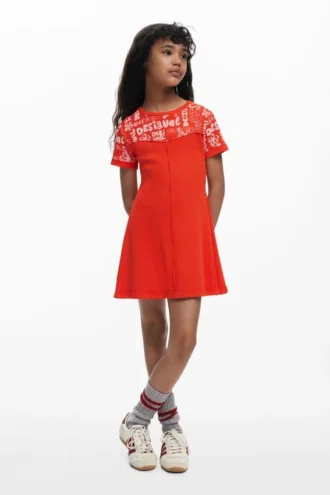 Kurzes Kleid mit Schriftzug