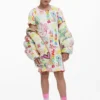 Kurzes Kleid mit Schriftzug Kurzes Kleid mit Schriftzug