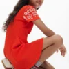 Kurzes Kleid mit Schriftzug Kurzes Kleid mit Schriftzug