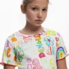 Kurzes Kleid mit Schriftzug Kurzes Kleid mit Schriftzug