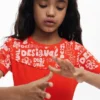 Kurzes Kleid mit Schriftzug Kurzes Kleid mit Schriftzug