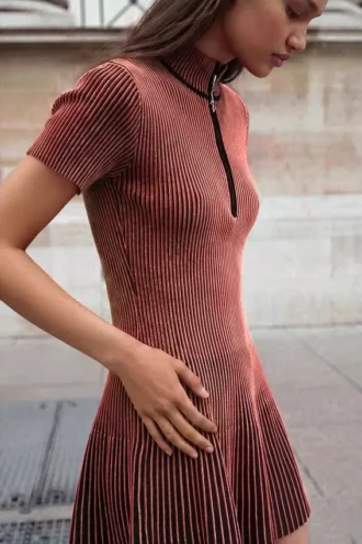 Kurzes, schillerndes Kleid