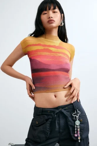 Kurzärmelige Bluse mit hohem Kragen