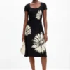 Kurzärmeliges Midikleid mit Ausschnitt und Gänseblümchen.