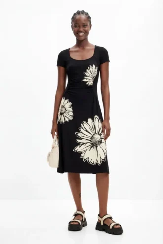 Kurzärmeliges Midikleid mit Ausschnitt und Gänseblümchen.
