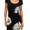 Kurzärmeliges Midikleid mit Ausschnitt und Gänseblümchen.