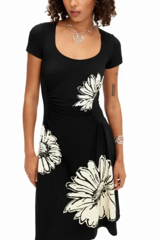 Kurzärmeliges Midikleid mit Ausschnitt und Gänseblümchen.