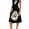 Kurzärmeliges Midikleid mit Ausschnitt und Gänseblümchen.
