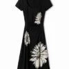 Kurzärmeliges Midikleid mit Ausschnitt und Gänseblümchen.