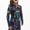 Langärmliges Kleid mit Schriftzug Langärmliges Kleid mit Schriftzug
