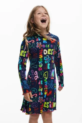 Langärmliges Kleid mit Schriftzug Langärmliges Kleid mit Schriftzug