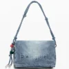Mittlere Denim-Tasche mit Anhängern Mittlere Denim-Tasche mit Anhängern