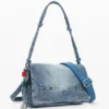 Mittlere Denim-Tasche mit Anhängern Mittlere Denim-Tasche mit Anhängern