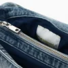 Mittlere Denim-Tasche mit Anhängern Mittlere Denim-Tasche mit Anhängern
