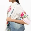 Mittlere Denim-Tasche mit Anhängern Mittlere Denim-Tasche mit Anhängern