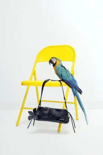 Mittlere Kunstledertasche mit Anhänger